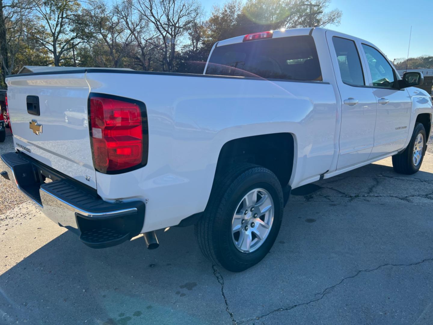 2017 White /Gray Chevrolet Silverado 1500 LT (1GCRCREC7HZ) with an 5.3L V8 engine, Automatic transmission, located at 4520 Airline Hwy, Baton Rouge, LA, 70805, (225) 357-1497, 30.509325, -91.145432 - 2017 Chevy Silverado Double Cab 5.3 V8 Gas, 6 1/2 Ft Bed, 187K Miles, Power Windows, Locks & Mirrors, Backup Camera. NO IN HOUSE FINANCING. FOR INFO PLEASE CONTACT JEFF AT 225 357-1497 CHECK OUT OUR A+ RATING WITH THE BETTER BUSINESS BUREAU WE HAVE BEEN A FAMILY OWNED AND OPERATED BUSINESS AT THE SA - Photo#5